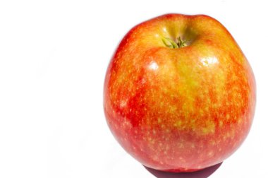 Beyaz arka planda elma. Pectin, quercetin, prosiyanidin ve C vitamini içerirler. Bunlar kanser ve hastalıkların önlenmesinde faydalıdır..