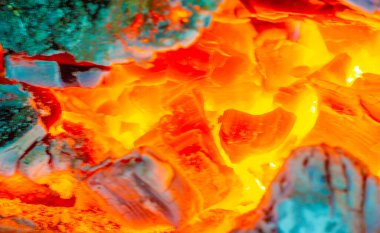 Gerçekçi bir yangın patlaması etkisi yarat. Görsel efekti arttırmak için yanan bir ateş ekle. Patlamanın dinamik ve yoğun görünmesi için özel efekt teknikleri kullanın..