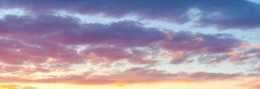 Gün batımının bulutları romantizm. Uçabildiğim gerçeğine kafayı takmam gerekirken bulutlarda oturup meleklere takıyorum.