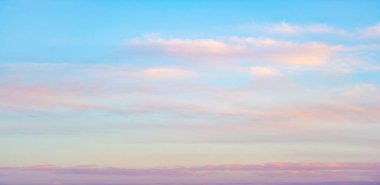 Gökyüzü, bulutlar hayatıma yağmur veya fırtına getirmek için değil günbatımı gökyüzüne renk katmak için giriyor. Güneş her zaman bulutların üzerinde parlar.