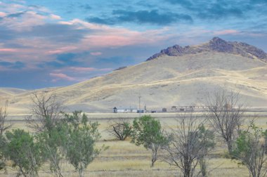Çayır, düz, çöl. Doğada vahşi bir günbatımının vahşi güzelliğini kucaklayın. Çölün uçsuz bucaksız genişliğinde doğanın görkemli tuvalini seyrediyorum.