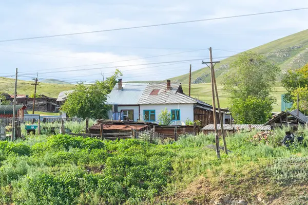 Sibirya 'nın ücra ve pitoresk bir köyünde zengin kültürel miras ve tarihsel öneme sahip çarpıcı doğal manzaralar ve vahşi yaşam ile eko-turizm merkezi.