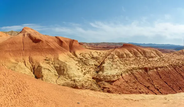 Red Boguty Dağları 'nın nefes kesici güzelliğini tecrübe edin. Dağların kalbinde sakin ve sakin bir atmosfer keşfedin. Doğanın güçlerinin şekillendirdiği eski oluşumlara tanık olun.