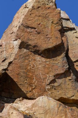 Petroglifler vasıtasıyla antik sanat ve tarihi araştırın. Zamanda geri git ve geçmişin kültürünü keşfet. Petrogliflerin güzelliğini doğal bir ortamda tecrübe edin..