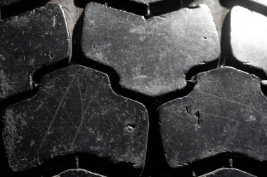 Yıpranmış lastik izi olan eşsiz bir doku oluştur. Otomotiv veya endüstriyel tasarım için arka plan olarak kullan. Sert görünüm için kıyafet, aksesuar ya da ambalaj baskısı