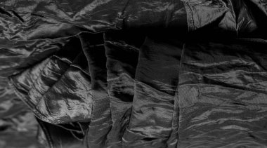 Kaliteli siyah ipek kumaş istisnai bir kumaştır, kendi başına güzeldir ya da mükemmel seçiminizi vurgulamak için bir aksesuar olarak..