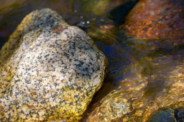 Bir dağ deresinin sükunetini hisset. Doğanın çağlayan şelalelerinin güzelliğini keşfedin. Akan suyun rahatlatıcı melodisine hayran ol. Kendini doğanın harikalarına bırak..