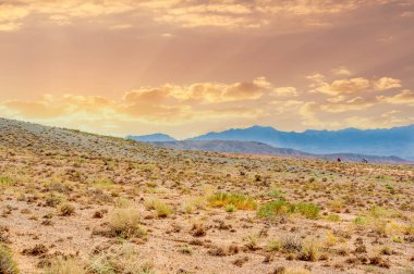 Gün batımında Kızıl Dağlar 'ın sakinliğini hissedin. Dağların büyüleyici ışıltısı duyularınızı büyülesin. Sonsuz güzellik ve sonsuz olasılıkların hikayelerini gün ışığına çıkar.