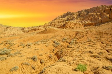 Gün batımında Red Bogut Dağları 'nın nefes kesici güzelliğinin tadını çıkar. Sakin çöl atmosferinde rahatla ve gevşe. Doğanın en canlı gölgelerine şahit olun..