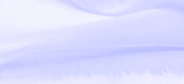 Bulanık mavi ipek kumaş. Bu ipek kumaşla moda denizine dal. Dokularla dolu, hoş ve kaba bir el, kendi görsel tahıllarıyla birleşmiş..