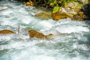 Doğal bir spanın gençleştirici gücünü tecrübe edin. Serinletici sulara serinletici bir dalış yapın, görkemli dağlarla ve dingin kaya oluşumlarıyla çevrili.
