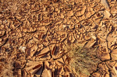 Doku. Güneş ufukta batarken çöl vahasının büyüleyici cazibesini keşfedin! Etkileyici kum tepeciklerinde yürüyün ve karmaşık dokulara ve desenlere hayran olun.
