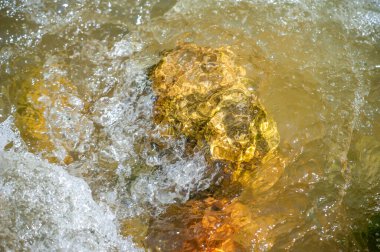Kendinizi bir dağ deresinin dinginliğine daldırın. Doğal manzaraların büyüleyici güzelliğine tanık olun. Pahalı manzaralar arasındaki rahatlatıcı su akışında ilham bul.