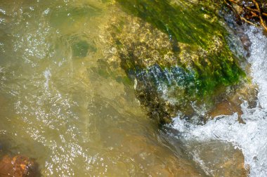 Doğanın iyileştirici gücünü tecrübe et. Kendinle barış ve el değmemiş bir dağ deresinin yumuşak melodilerinde teselli bul. Zihninizi, bedeninizi ve ruhunuzu doğal olarak tazeleyip canlandırın.