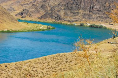 Sıcak yaz aylarında ferahlatıcı bir su kaynağı. İçmek ve yıkanmak için şeffaf ve temiz nehir suyu. Akan nehrin sesi sakin bir atmosfer yaratır..
