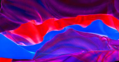 Kusursuz kaleydoskop, pembe ipek. İpek krep sateni parlak önü olan orta ağırlıklı bir kumaştır. Zarif, zengin kumaşlar ve güzel parıltılar lüks tasarımlara izin verir..