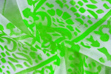 İpek kumaş, yeşil kumaş. Beyaz arka planda zarif çiçeklerin gölgeleri, Paisley 'nin fotoğrafı. Doku, desen, koleksiyon