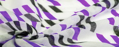 Mor ve siyah geometrik eşkenar dörtgen şekilli beyaz ipek kumaş. soyut çizim mavi frank, yakın plan, tasarım için arka plan, klasik parlak desen. 