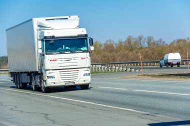 Tüm güvenlik kurallarına ve tavsiyelerine uymak önemlidir. Kamyon şoförlerinin ulaşım ve lojistik sektöründe kritik rol oynamaları için düzenli bakım kilit önem taşıyor.