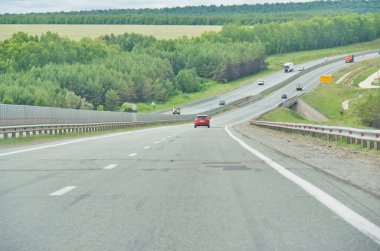 Araba sürerken doğanın güzelliğinin tadını çıkar. Çarpıcı manzarada manzaralı bir yolculuğa çık. Seyahat ederken huzurlu ve huzurlu bir ortamın tadını çıkar..