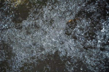 Dağ nehrinin sakinliğini hisset. Su yüzeyinde hava kabarcıklarının nasıl dans ettiğine bakın. Saf sıvı sevincin büyüleyici güzelliğine kapıl..