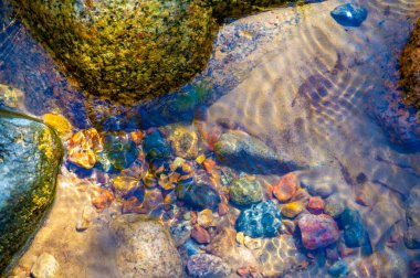 Kendini el değmemiş dağ akarsularına daldır. Suyun ritmik dansını ve ışıldayan ışık oyununu deneyimleyin. Nehir boyunca uzanan her taşın karmaşık detaylarını keşfet..