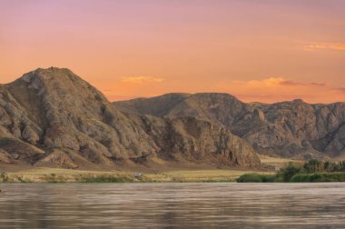 Bozkırda gün batımının dramatik renklerinin tadını çıkar. Dolaşan nehirlerde dolaş ve doğal güzelliğin tadını çıkar. Çarpıcı kayalıkları ve engebeli manzaraları keşfedin. Vahşi yaşamı en iyi şekilde keşfedin..