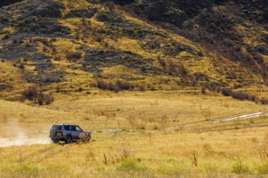 Vahşi doğada off-road macerası. Engebeli arazileri ve kayalık arazileri keşfedin. Sürüş becerilerinizi dengesiz yüzeylerde test edin. Uzak yerlerde off-road sürmenin heyecanını yaşayın..