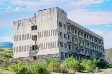 Terk edilmiş bir sanatoryumun ürkütücü ve gizemli atmosferini keşfedin. Duvarlarında saklı olan karanlık tarihi ve sırları açığa çıkar. Heyecan verici bir macera yaşa.