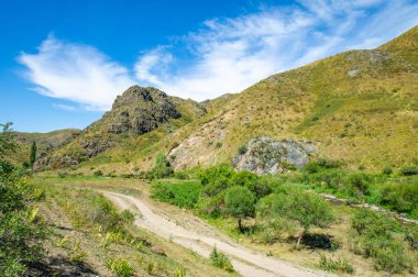 Dağ yolunda off-road sürmenin heyecanını yaşayın. Nefes kesici manzaranın ve zorlu arazinin tadını çıkar. Engebeli, vahşi manzaralarda bir maceraya atılmak.