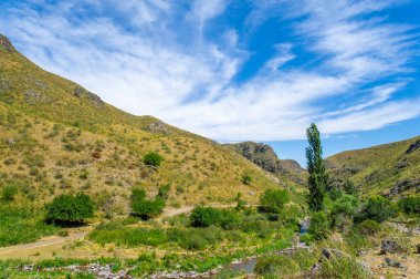 Kayalık kanyonda akan nehrin dingin güzelliğini hisset. Kendini dağların el değmemiş çöllerine daldır. Doğanın ahenkli dansına tanık olun.