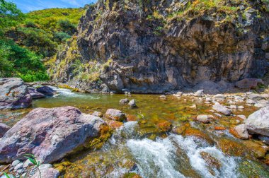 Doğanın dingin güzelliğinin tadını çıkar. Kayalık kanyondan akan nehri izle. Kendini dağların sükunetine bırak..