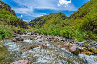 Nehrin sakin akışını görkemli kanyondan hisset. Kendinizi dağların çarpıcı doğal güzelliğine daldırın. Doğanın gücüne ve zarafetine tanık olun.
