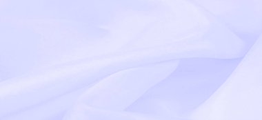 Bulanık mavi ipek kumaş. Bu ipek kumaşla moda denizine dal. Dokularla dolu, hoş ve kaba bir el, kendi görsel tahıllarıyla birleşmiş..