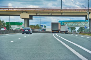 Manzaralı otoyolda giderken kendinizi doğaya daldırın. Yol boyunca büyüyen görkemli ağaçların güzelliğinin tadını çıkar. Nefes kesici manzarada rahatlatıcı bir gezinti yapın..