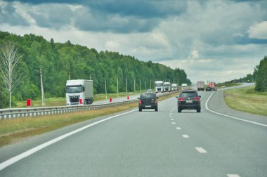 Doğada manzaralı bir yolculuğa çık. Çarpıcı orman manzaralı dolambaçlı yollar boyunca sür. Otoyoldayken doğal manzaranın güzelliğinin tadını çıkar..