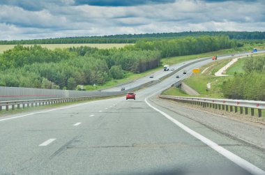 Doğada manzaralı bir yolculuğun tadını çıkar. Otoyol boyunca uzanan görkemli ağaçların güzelliğinin tadını çıkar. Huzurlu ve rahatlatıcı bir yolculuk yapın..
