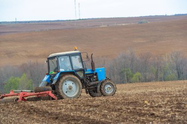 Gelişmiş teknolojimizle hassas çiftçilik deneyimi. Küçük mavi traktörün tarlayı sürerken ustaca yaptığı manevralara tanık olun. Tarım alanında mükemmellik vasıtasıyla verimli bir hasat elde edin.