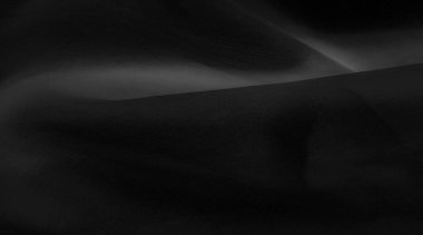 Bulanık siyah ipek kumaş. Gece gökyüzündeki bir yıldız gibi parlak ve parlak, tafta gibi bir vücudu var ama ince bir parıltı yaratan pürüzsüz bir yüzeyi var..