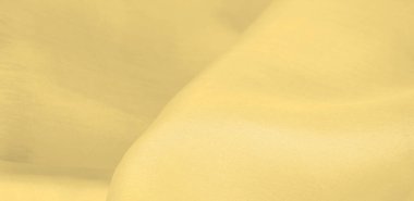 Bulanık sarı ipek kumaş. Olağanüstü bir proje için ihtiyacınız olan tek şey güneşli sarı ipek bir musluktur. Çoğu periden daha ince ve hafiftir. Görünüşü tamamlayan sert bir perdesi vardır..