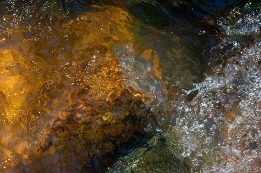 Su ve taşların büyüleyici dansını deneyin. Su ve taşların uyumlu etkileşimine tanık olun. Doğanın zarafeti ve gücü karşısında büyüleneceksiniz..