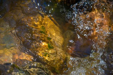 Kendini bir dağ deresinin huzurlu güzelliğine daldır. Doğanın kucaklamasında huzur ve sükuneti keşfet. Kadim kayaların ve çağlayan suyun rahatlatıcı seslerini hissedin..