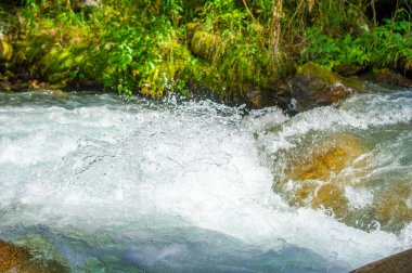 Kendini çağlayan dağ akıntılarıyla dolu bir doğa senfonisine daldır. Yumuşak ve ebedi taşların yarattığı büyüleyici melodiyi hissedin. Yemyeşil manzaraların arasında dans et
