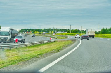 Doğada manzaralı bir yolculuğun tadını çıkar. Otoyol boyunca uzanan görkemli ağaçların güzelliğinin tadını çıkar. Gezinirken sakin bir çevre deneyimi.