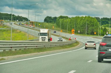 Doğada manzaralı bir yolculuğun tadını çıkar. Nefes kesen manzarada gezinmek. Yol boyunca uzanan görkemli ağaçların güzelliğinin tadını çıkar..