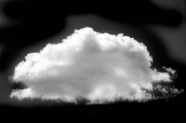 Siyah arka planda beyaz bulut. Beyaz ve siyah arasındaki keskin zıtlık çarpıcı bir görsel etki yaratır. Saflık, sadelik ve zarafet hissi uyandırıyor. Beyaz bulut hafifliği simgeliyor