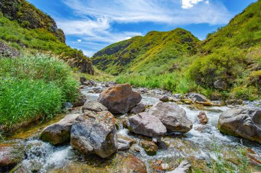 Nehrin dingin akışını görkemli dağlardan hissedin. Kayalık kanyonu keşfederken doğanın güzelliğine kendinizi bağlı hissedin. Kendinizi huzurlu ve huzurlu bir ortama daldırın.