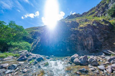 Doğanın güzelliğinin huzurunu hisset. Nehrin kayalık kanyonda nasıl dolaştığına bakın. Kendini görkemli dağ manzarasına daldır..