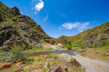 Dağ toprak yolunda off-road macerası yaşayın. Aracınızın yeteneklerini engebeli arazide test edin. Manzaranın ve toprak yolların keşfi heyecanın tadını çıkar..