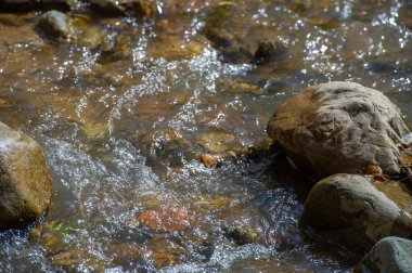 Bir dağ deresinde su. Taşları delip geçiyor. Doğanın fısıltılarının pürüzlü güzellikle buluştuğu yerde kayaların arasından akan büyüleyici bir dere göreceksiniz. Doğanın Sanatı